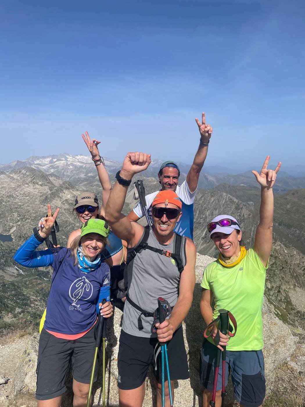 Equipo NEGOOCIO celebrando en la cima durante la travesía del Carros de Foc