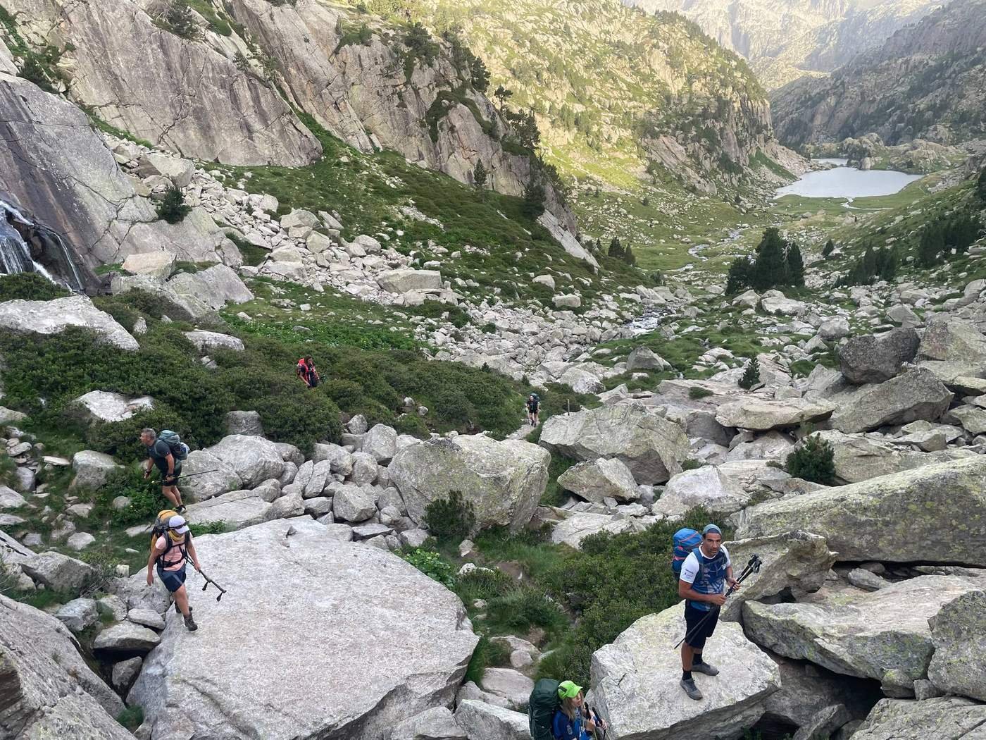Descenso junto a una cascada con lago glaciar al fondo, Carros de Foc